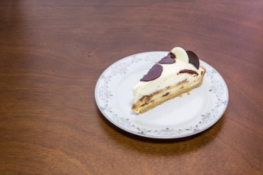 Tahta masada sütlü çikolatalı turta