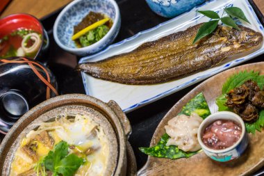 Lüks Japon yemek takımı - ızgara balık ve yumurta ve dulavratla kaynatılmış börek.