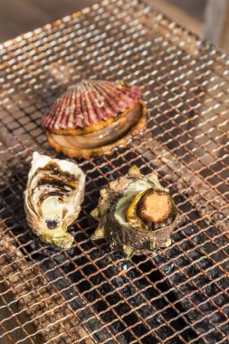 Taze deniz ürünleri barbeküsü - istiridye ve deniz tarağı ızgarası
