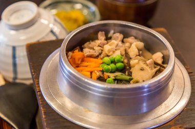 Geleneksel Japon yemeği Takikomi Gohan.