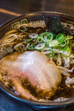 Kuro tonkotsu ramen ile chashu domuz eti ve fasulye filizi.