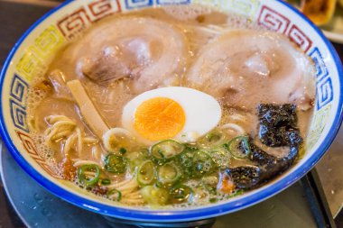 Haşlanmış yumurtalı Mukashi chashu ramen.