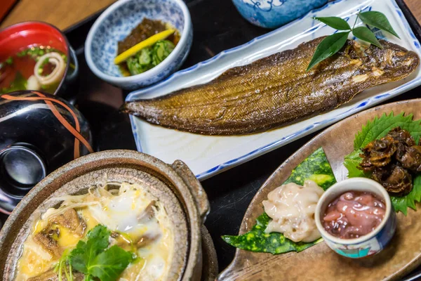 Set Masă Japoneză Lux Pește Unic Fiert Încărcături Fierte Brusture — Fotografie, imagine de stoc