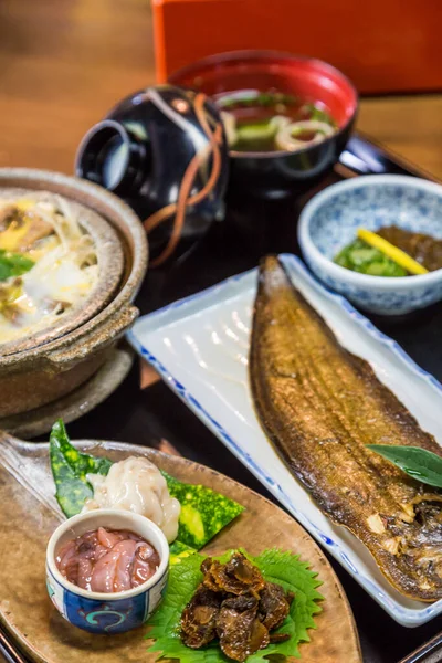 Luxuriöses Japanisches Menü Gegrillter Seezungenfisch Und Gekochte Schmerlen Mit Und — Stockfoto