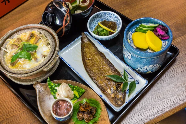 Set Masă Japoneză Lux Pește Unic Fiert Încărcături Fierte Brusture — Fotografie, imagine de stoc