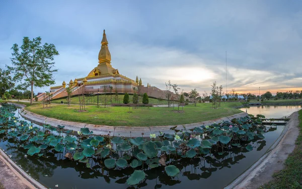 Slavný Maha Mongkol Bua Pagoda Roi Thajsku Při Západu Slunce — Stock fotografie