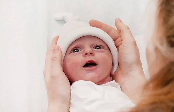 Mãe Segurando Pés Seu Bebê Close Concept Exame Pele Por — Fotografia de Stock