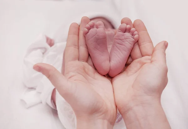 Mãe Segurando Pés Seu Bebê Close Concept Exame Pele Por Fotos De Bancos De Imagens