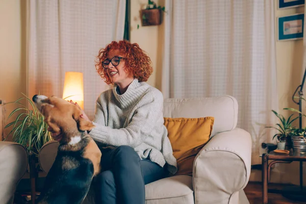 Kvinna Rödhårig Leka Med Sin Hund Hemma — Stockfoto