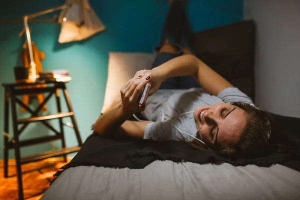 Mujer Joven Relajándose Habitación Escuchar Música Usar Teléfono Móvil — Foto de Stock