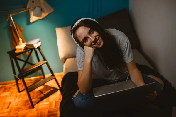 Jovem Mulher Relaxando Seu Quarto Ouvir Música Usar Computador Portátil — Fotografia de Stock