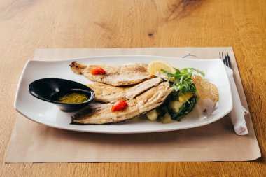 Tabakta ızgara balık.