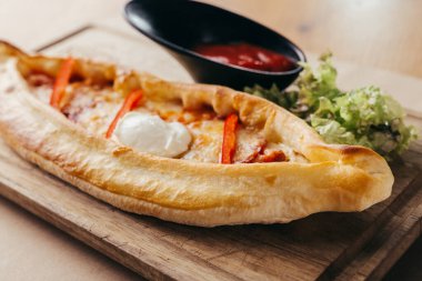 Tahtadaki calzone pizzasını kapat.