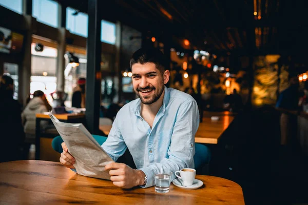Άνδρας Που Διαβάζει Εφημερίδες Και Πίνει Καφέ Στην Καφετέρια — Φωτογραφία Αρχείου