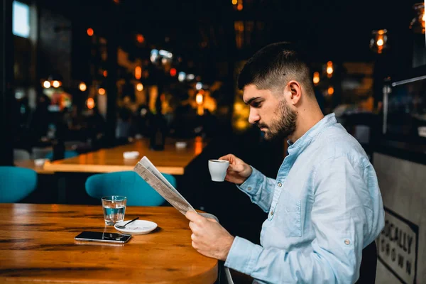 Człowiek Czytający Gazety Pijący Kawę Stołówce — Zdjęcie stockowe