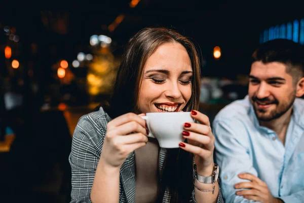 Nahaufnahme Einer Frau Mit Einer Tasse Kaffee Restaurant — Stockfoto