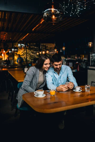 Paar Benutzt Handy Beim Kaffeetrinken Cafeteria — Stockfoto