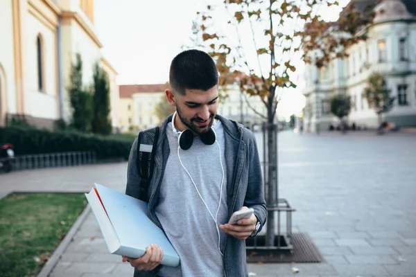 Junge Studentin Nutzt Handy Freien Der Stadt — Stockfoto