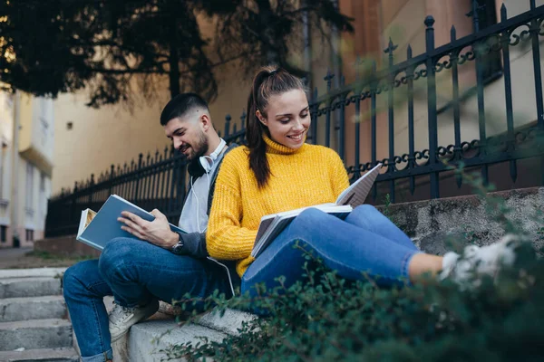 Przyjaciele Studenci Zewnątrz Spędzając Czas Czytając Książki — Zdjęcie stockowe