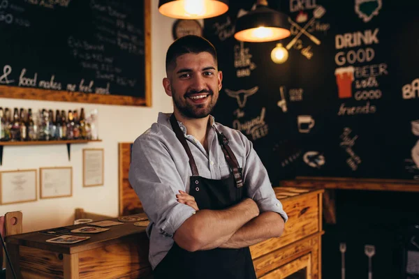 Barman Stojący Obok Lady Barze — Zdjęcie stockowe