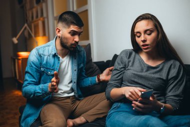 Çift oturma odasında tartışıyor. ilişki sorunları