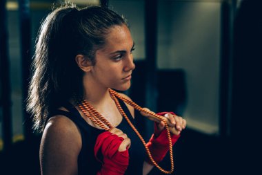 Kadın beden eğitiminden sonra poz veriyor.