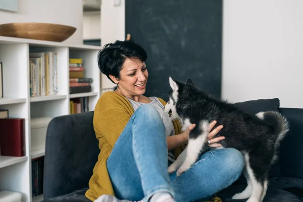 Kvinna Leker Med Sin Hund Hemma — Stockfoto