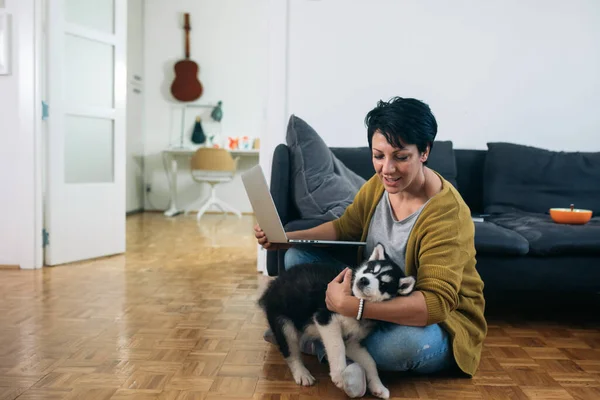 Frau Spielt Hause Mit Ihrem Hund — Stockfoto