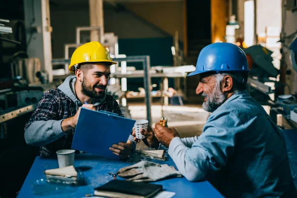 Mavi yakalı işçiler öğle yemeği molasında.