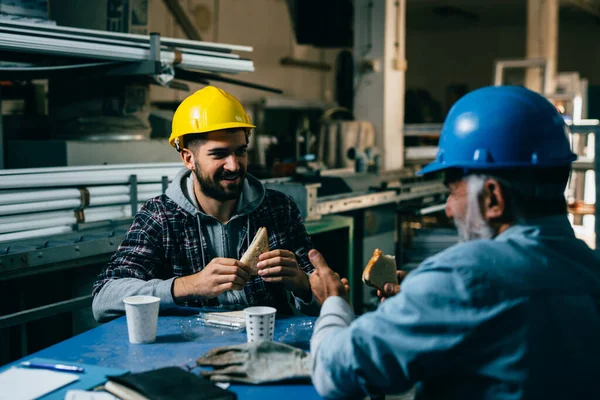 Mavi yakalı işçiler öğle yemeği molasında.