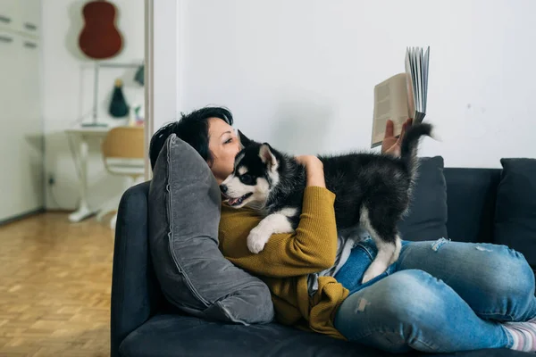 Kvinna Hemma Med Sin Valp Husky — Stockfoto