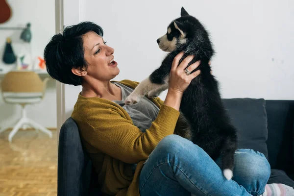 Kvinna Hemma Med Sin Valp Husky — Stockfoto