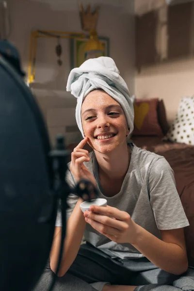 Mädchen Trägt Kosmetische Gesichtsmaske Auf Sitzt Ihrem Zimmer — Stockfoto