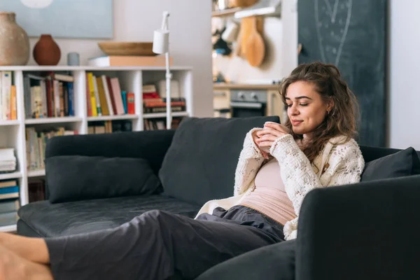 Woman Siting Sofa Her Apartment Drinking Morning Coffee — Stock Photo, Image
