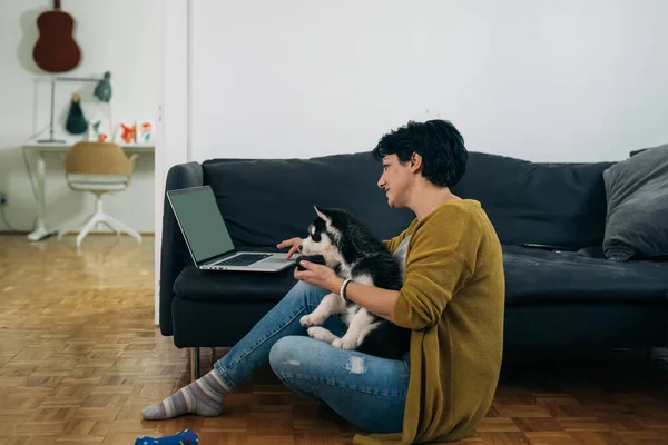 Mulher Sentada Chão Sua Sala Estar Usando Computador Portátil Segurando — Fotografia de Stock