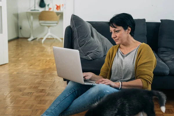 Frau Sitzt Auf Dem Boden Ihrem Wohnzimmer Und Benutzt Laptop — Stockfoto