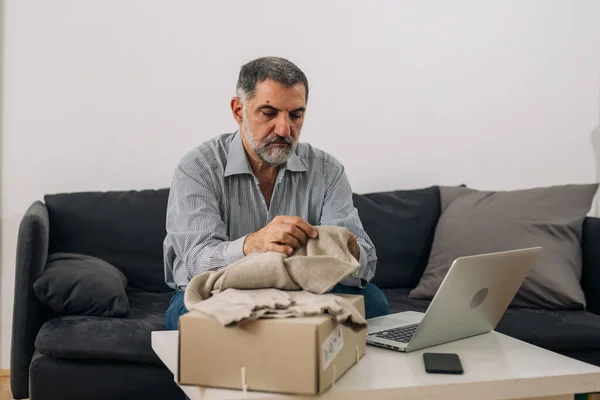 Man Using Laptop Shopping Online His Home — Stock Photo, Image