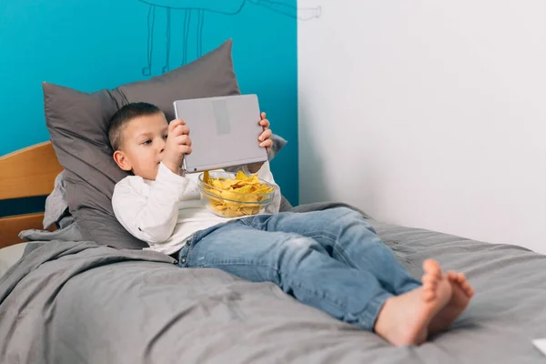 Jonge Jongen Eten Ongezond Met Behulp Van Laptop Digitale Tablet — Stockfoto