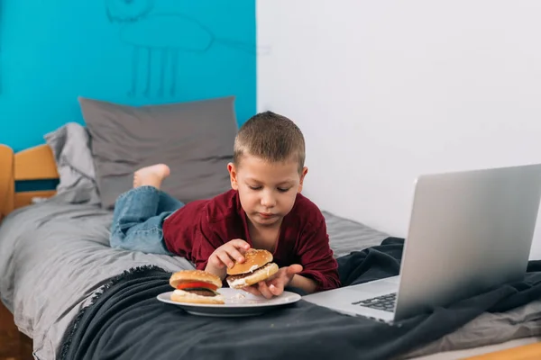 Junge Ernährt Sich Ungesund Und Nutzt Laptop Oder Digitales Tablet — Stockfoto