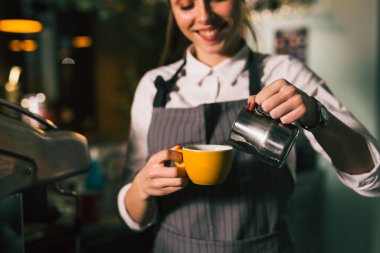 Garson bir fincan espresso hazırlıyor.