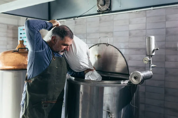 Birraio Che Lavora Nella Sua Birreria Artigianale — Foto Stock