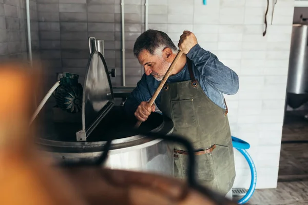 Brouwer Werkt Zijn Ambachtelijke Bierbrouwerij — Stockfoto