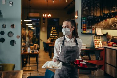 Garson lokantada çalışıyor.