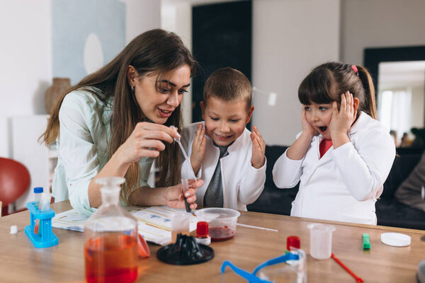 брат и сестра проводят химические эксперименты дома