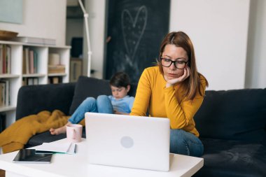 Annem evde çalışıyor. Karantina kavramı