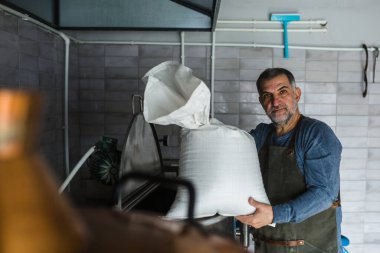 Adam mini zanaat bira fabrikasında çalışıyor.