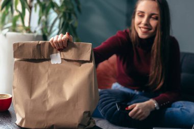 Kadın yemek sipariş etti. Gıda konseptini kaldır