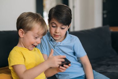 Çocuklar evde akıllı telefon kullanıyor.