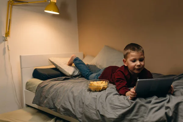 Little Boy Eating Unhealthy Food Using Digital Tablet Laptop Computer — Stock Photo, Image