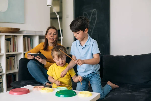 Mother Playing Her Kids Home — Stock Photo, Image